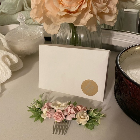 Bridal floral hair comb - Picture 3 of 4